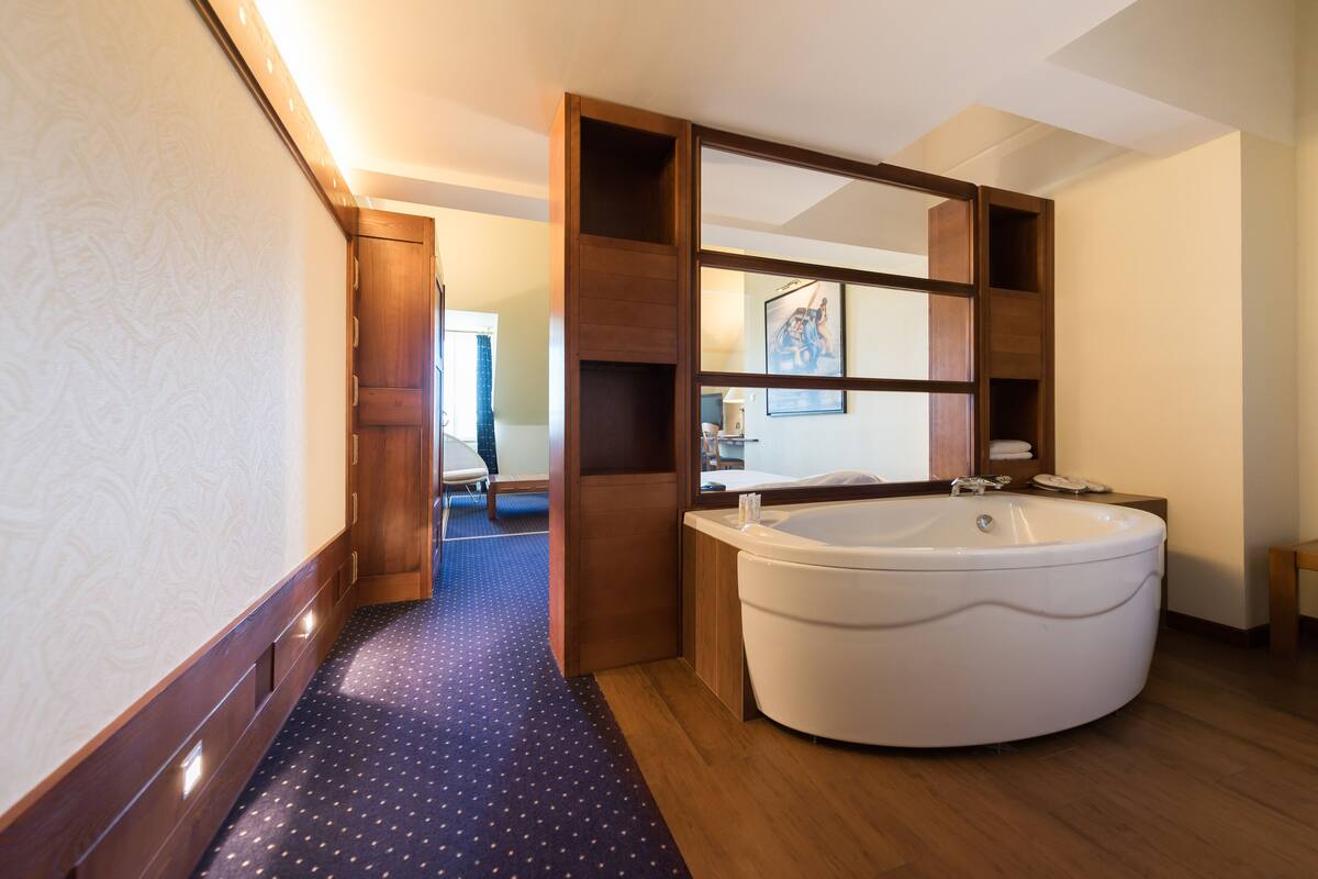 superior double or twin room | minibar, in-room safe, individually decorated, individually furnished