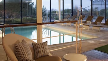 Indoor pool, pool loungers