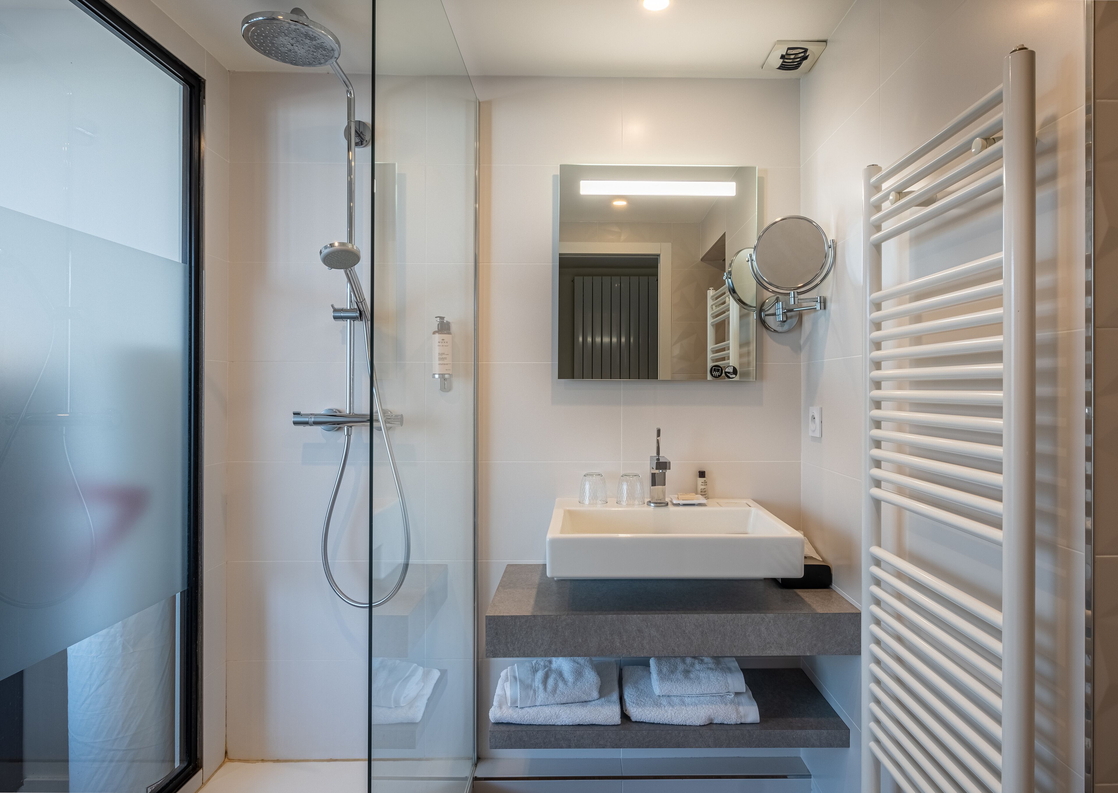 double or twin room, sea view | bathroom | free toiletries, hair dryer, bathrobes, slippers