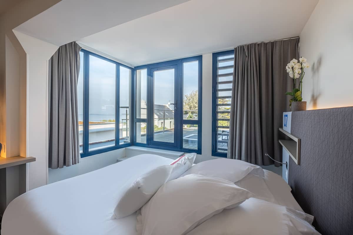 double or twin room, sea view | minibar, in-room safe, individually decorated, individually furnished