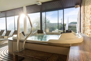 Bañera de hidromasaje interior