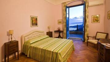 Hochwertige Bettwaren, Minibar, Zimmersafe, Schreibtisch