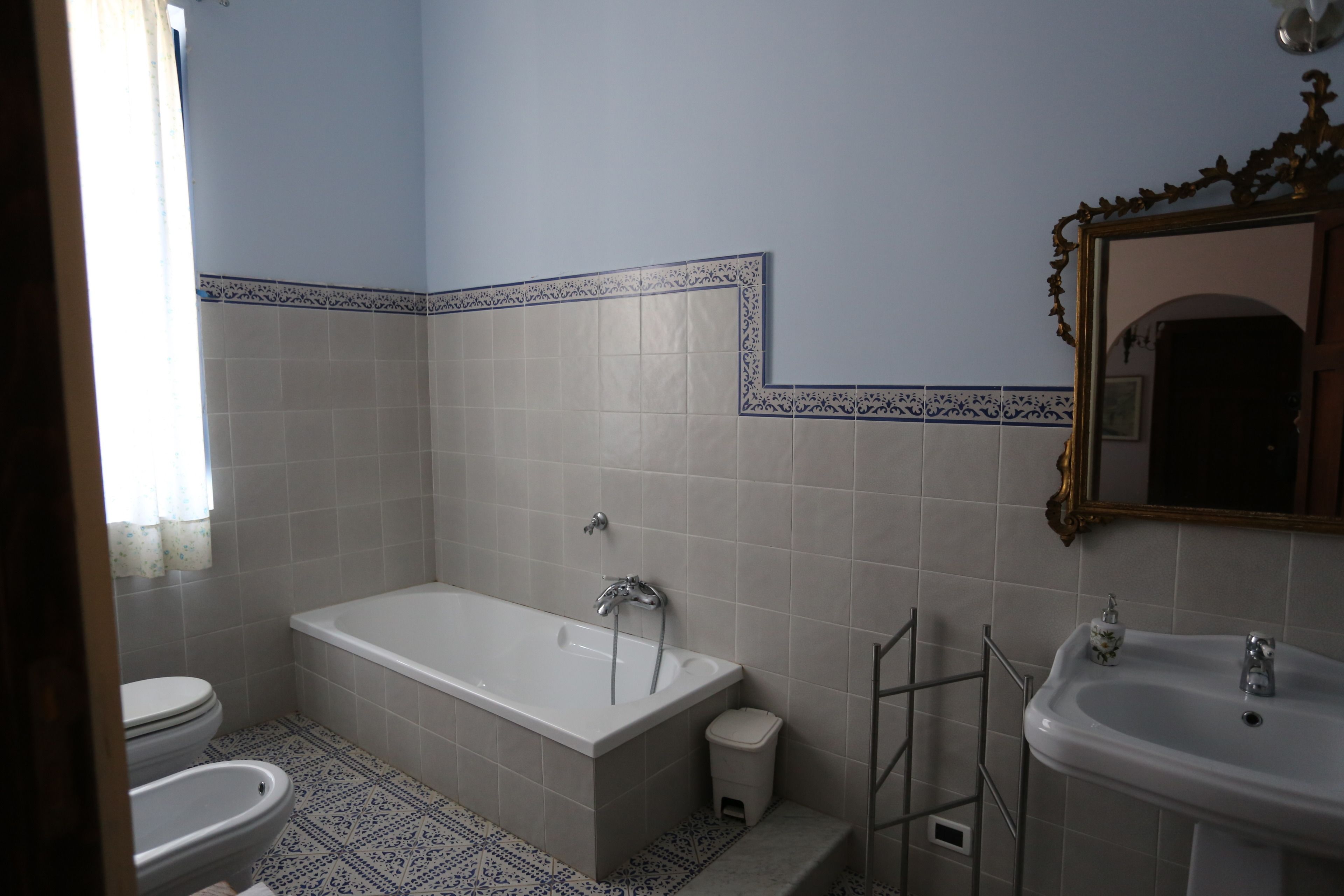 Un baño con bañera, inodoro y lavabo.