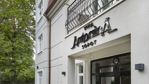 A building with a sign reading "Antonius 3040". - Villa Antonina (Sopot)