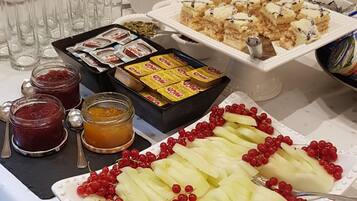 Daily buffet breakfast (PLN 45 per person)