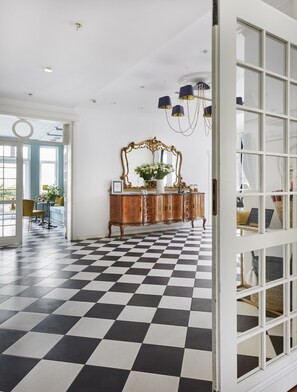 ฝ่ายต้อนรับ