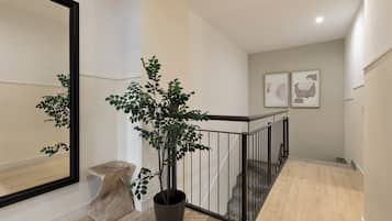 City maisonnette | Woonruimte | Een 42-inch flatscreentelevisie met digitale zenders en een televisie