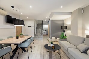 City maisonnette | Woonruimte | Een 42-inch flatscreentelevisie met digitale zenders en televisie