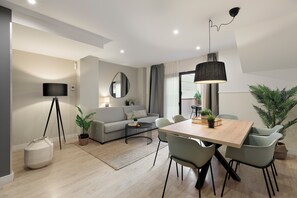 City maisonnette | Woonruimte | Een 42-inch flatscreentelevisie met digitale zenders en televisie
