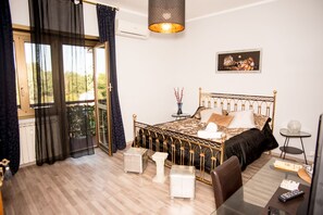 Daunenbettdecken, Pillowtop-Betten, Zimmersafe, individuell dekoriert