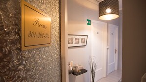Lobby sitting area - B&B Domus dei Consoli (Rome)