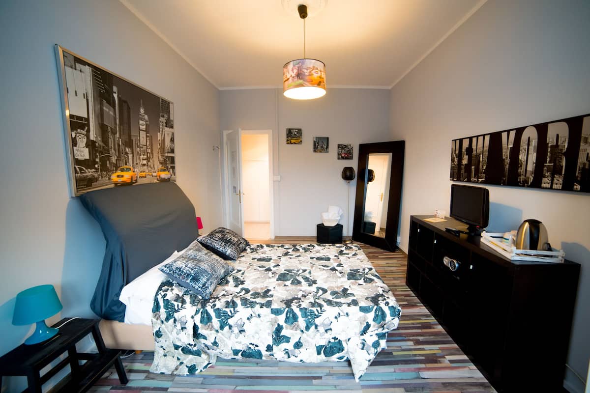 Dundyner, senger med overmadrass, safe på rommet og skrivebord