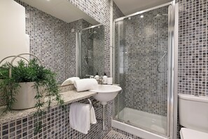 Shower, hair dryer, towels
