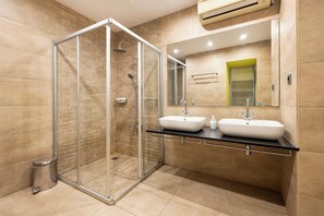 Dúplex familiar, en una planta alta | Baño | Ducha, secador de pelo y toallas