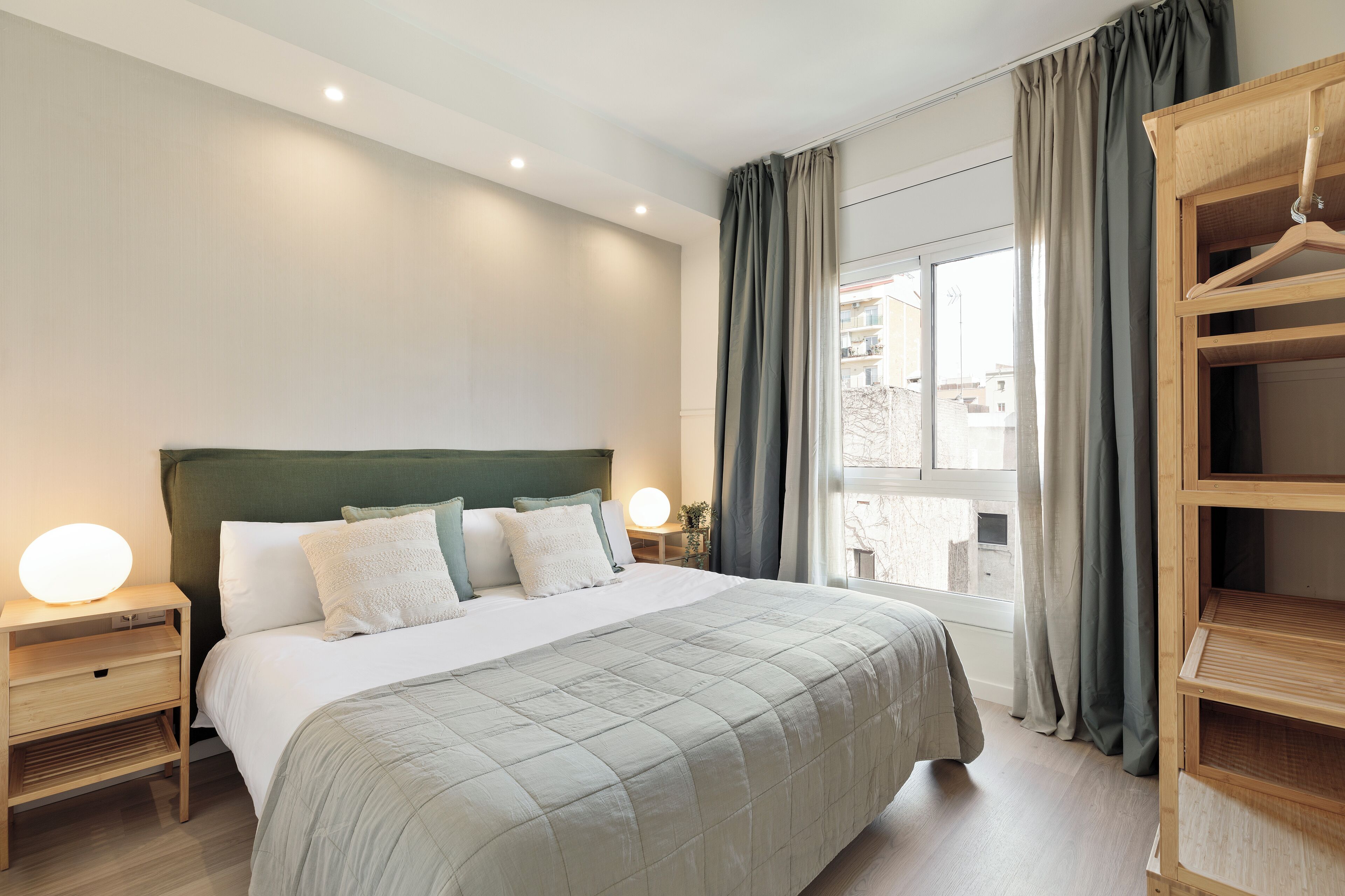 Minibar gratuït i espai de treball apte per a portàtils 