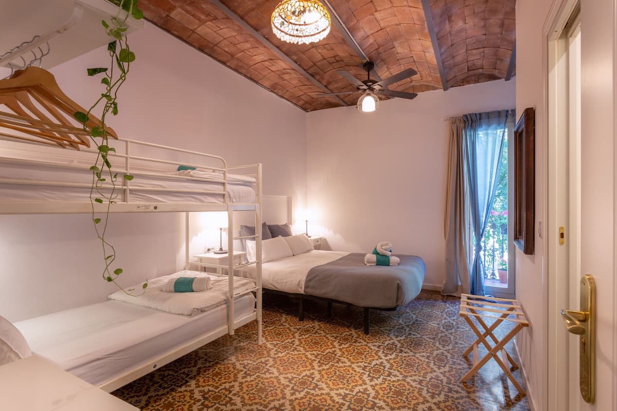 Kamar Quadruple, kamar mandi pribadi | Seprai katun Mesir, seprai premium, busa memori, dan brankas