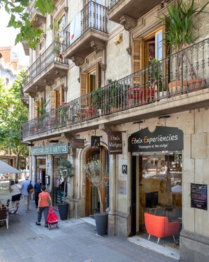 Front of property - Primavera Hostel (Barcelona)