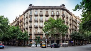Un edificio histórico con varios balcones y un estilo arquitectónico clásico.