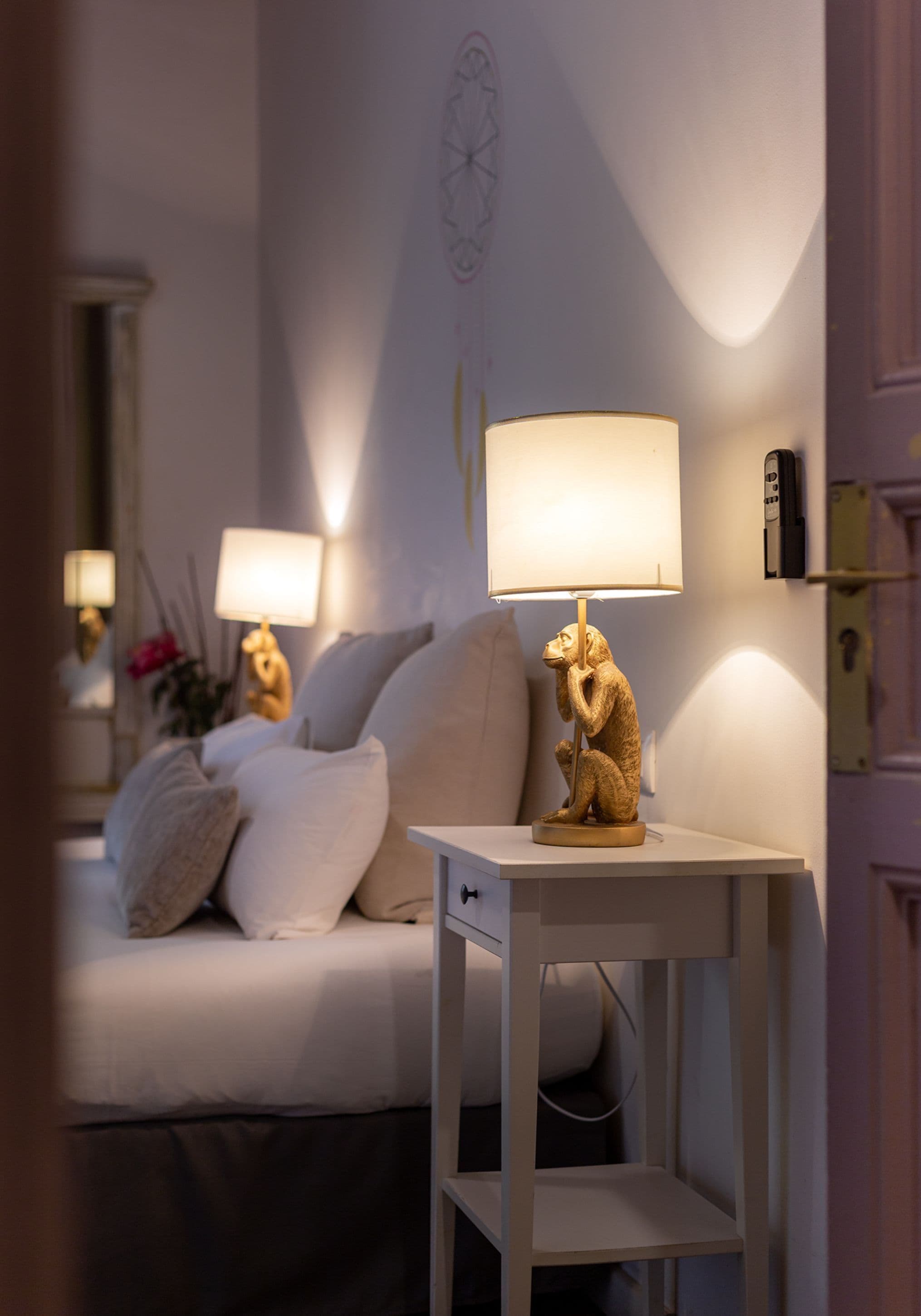 Une chambre à coucher avec un lit, des lampes de chevet, une table de chevet et une horloge murale.