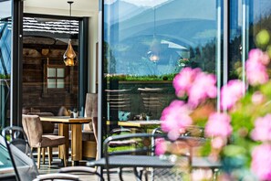 Serveert diner, lokale gerechten