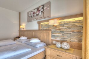Standard Double or Twin Room | Desk, soundproofing, free WiFi, bed sheets - Hotel Rose (Val di Vizze)