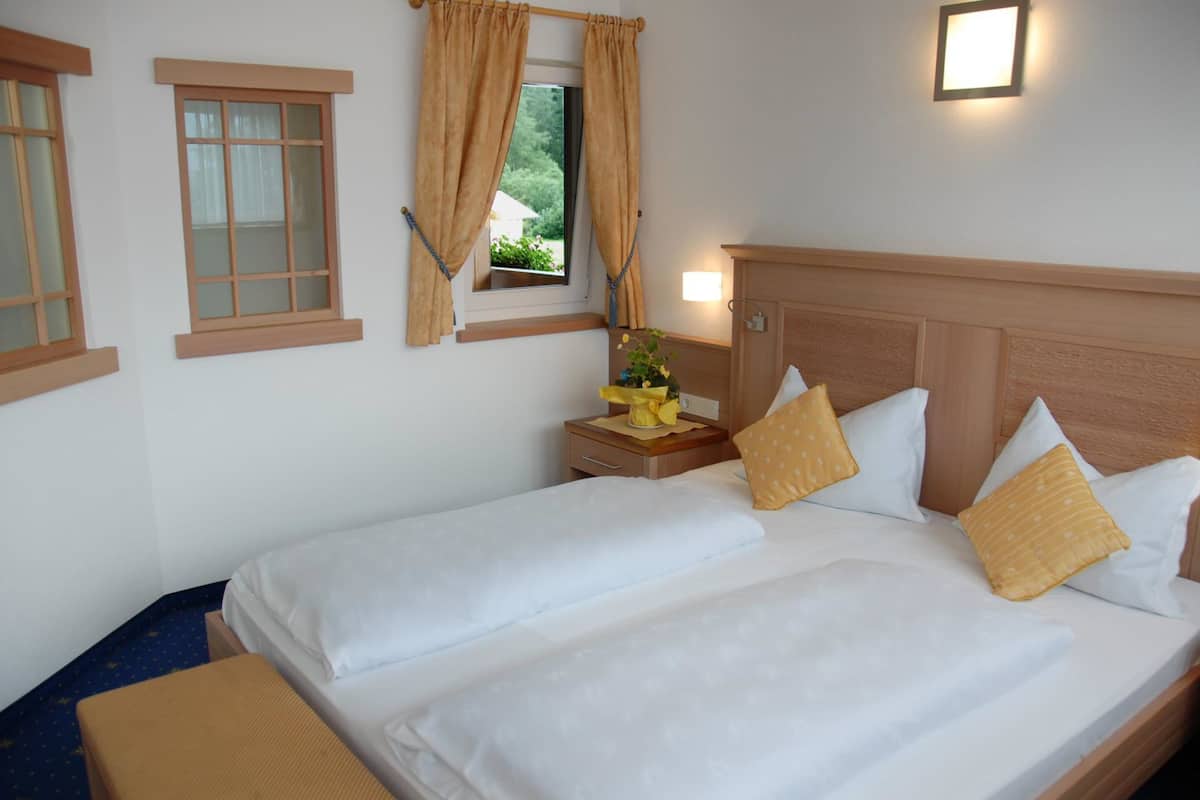 Desk, soundproofing, WiFi (free), bed sheets