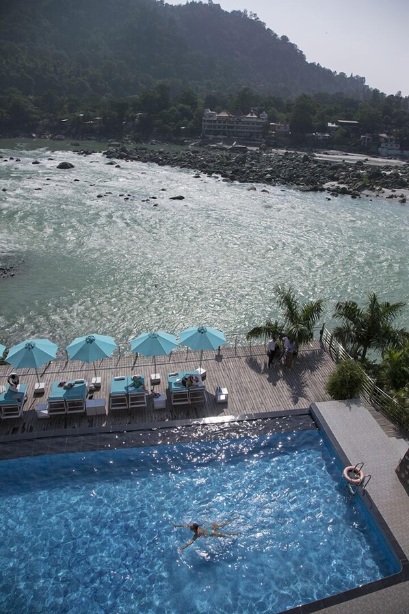 Outdoor pool - Divine Resort Laxman Jhula (Narendranagar)