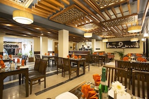 2 restaurantes: opção de café da manhã, almoço e jantar