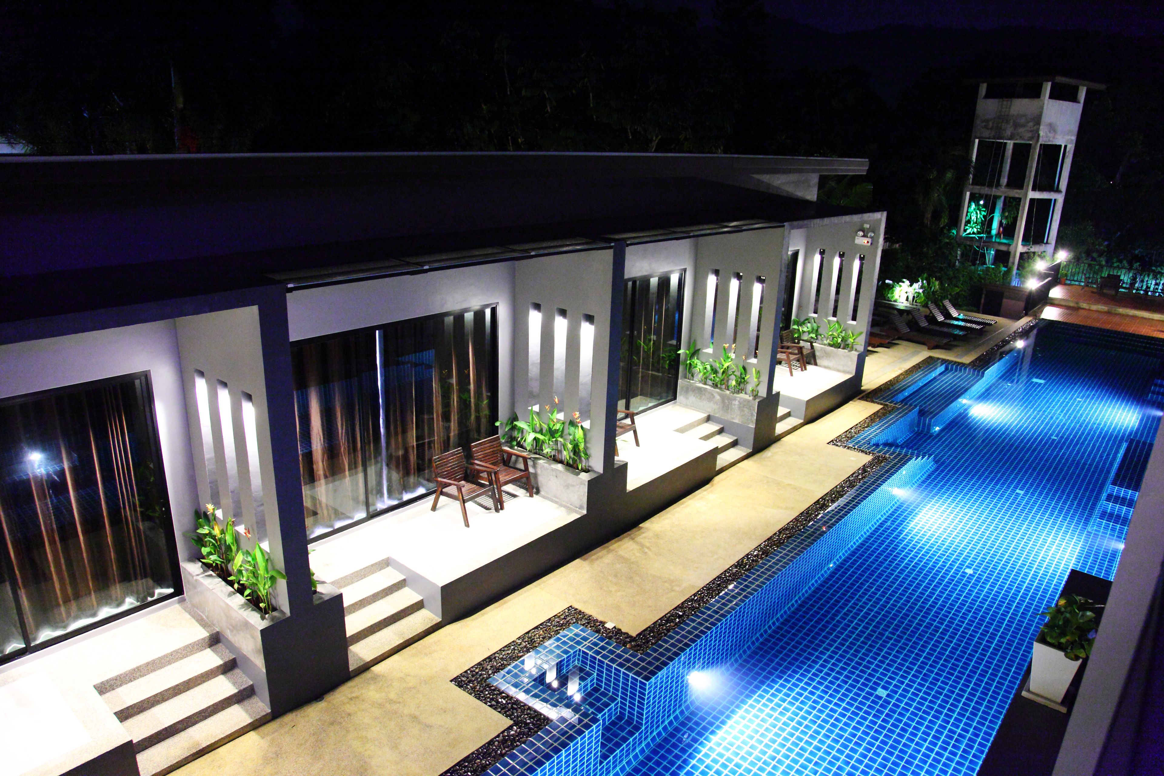 Piscine extérieure, parasols de plage, chaises longues