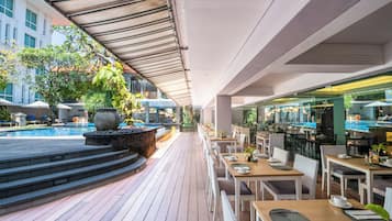 Breakfast, lunch and dinner served