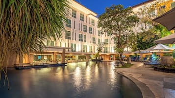 Kolam renang outdoor, dengan kursi berjemur