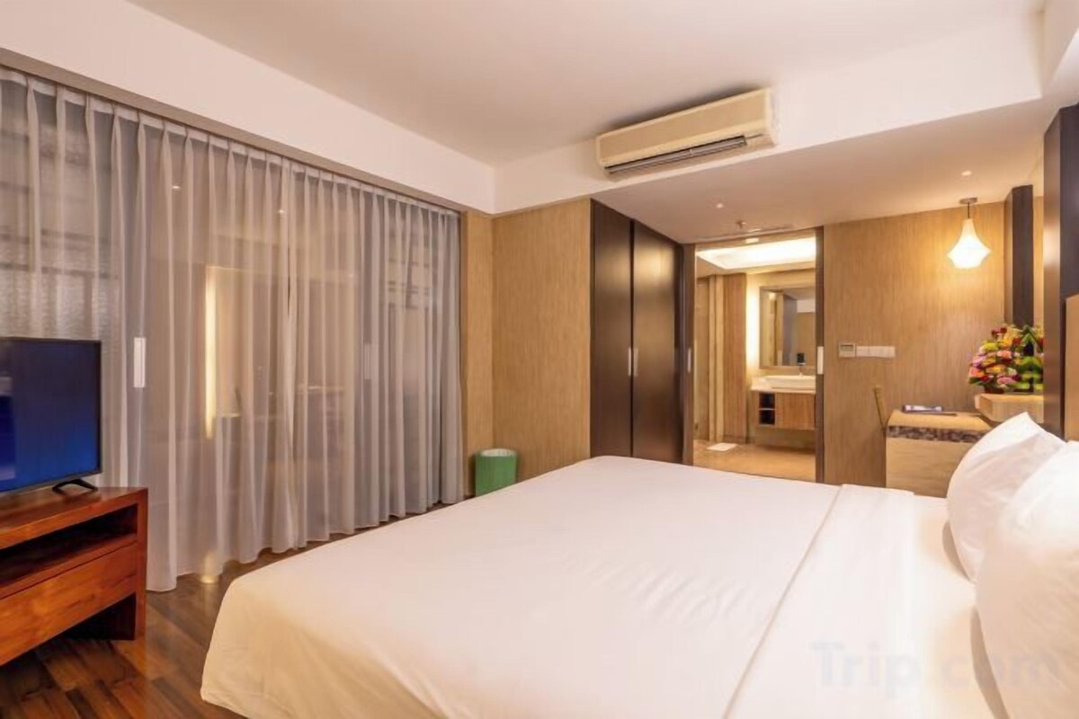 Premium bedding, in-room safe, desk, iron/ironing board (on request)