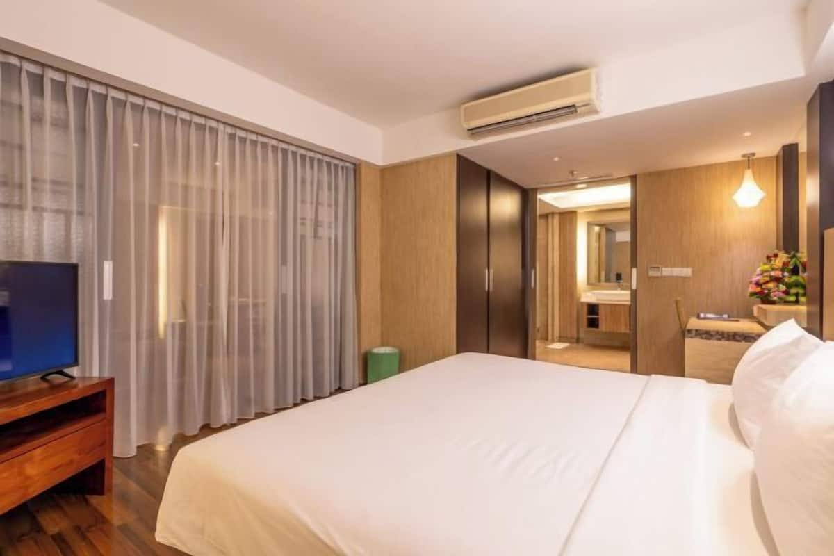 Premium bedding, in-room safe, desk, iron/ironing board (on request)