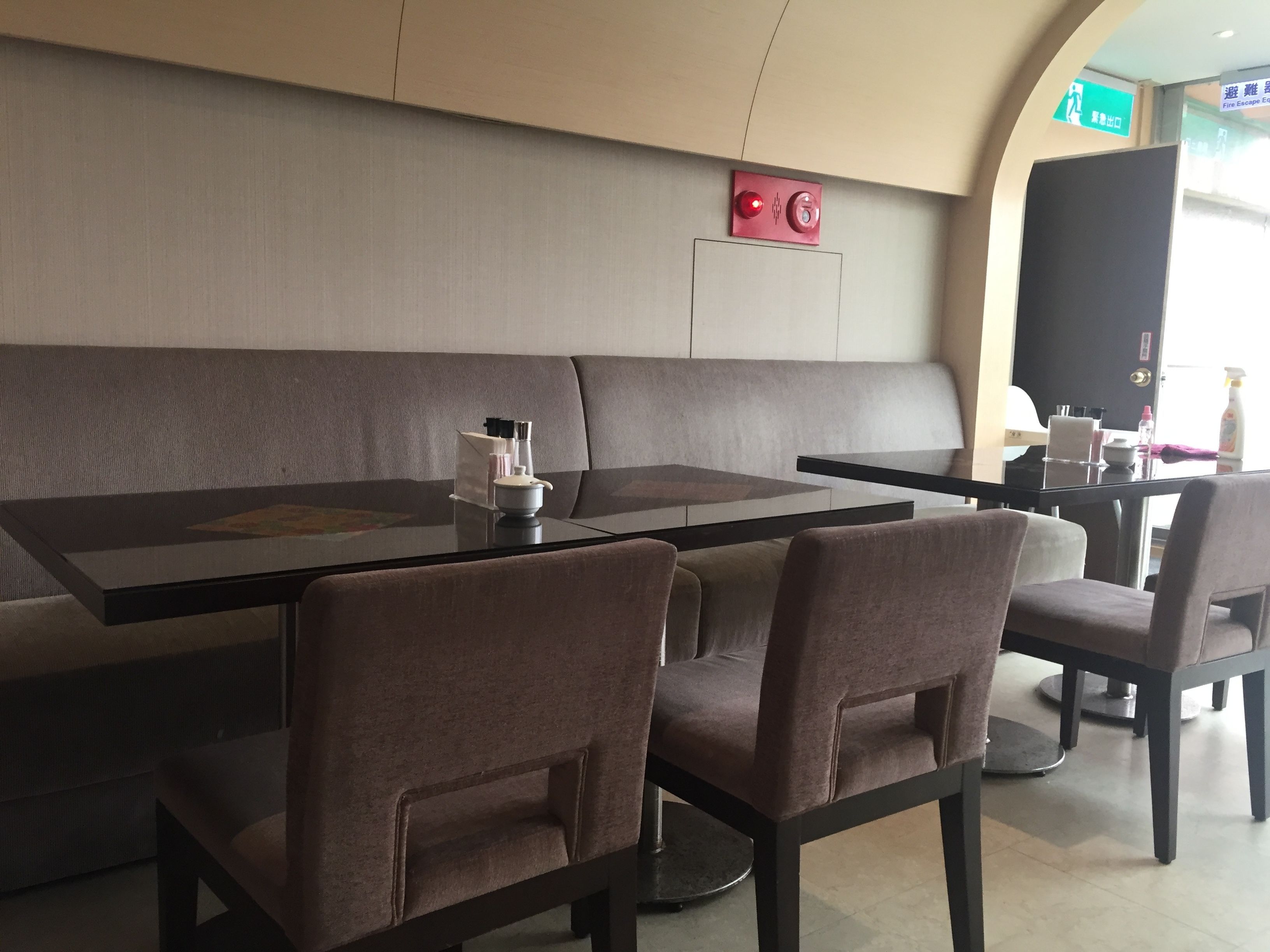 daily buffet breakfast (twd 200 per person)