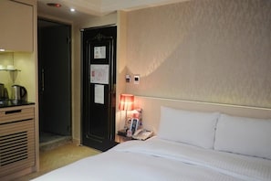 Standard-Doppelzimmer | Minibar, Zimmersafe, Schreibtisch, schallisolierte Zimmer