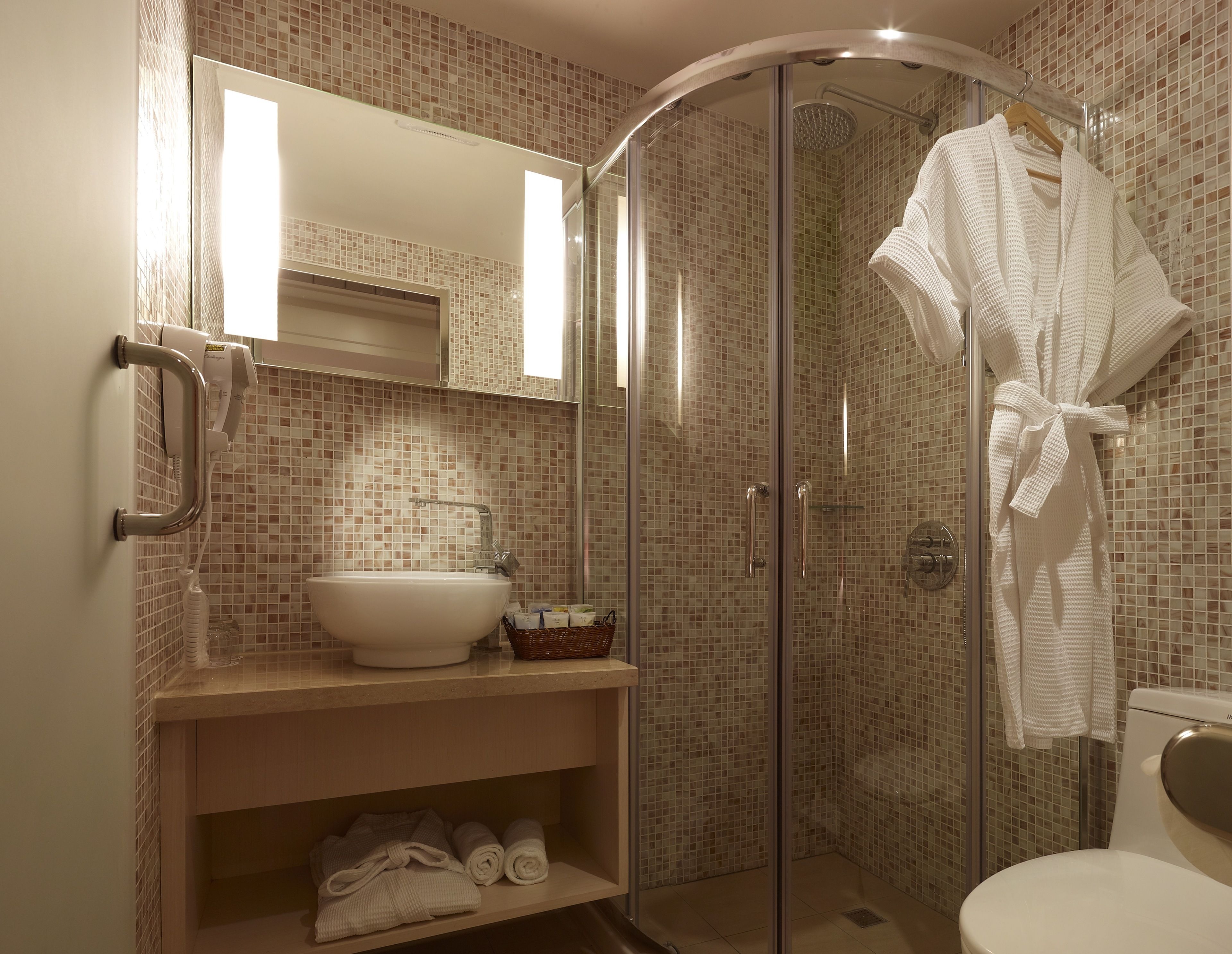 standard twin room | bathroom shower