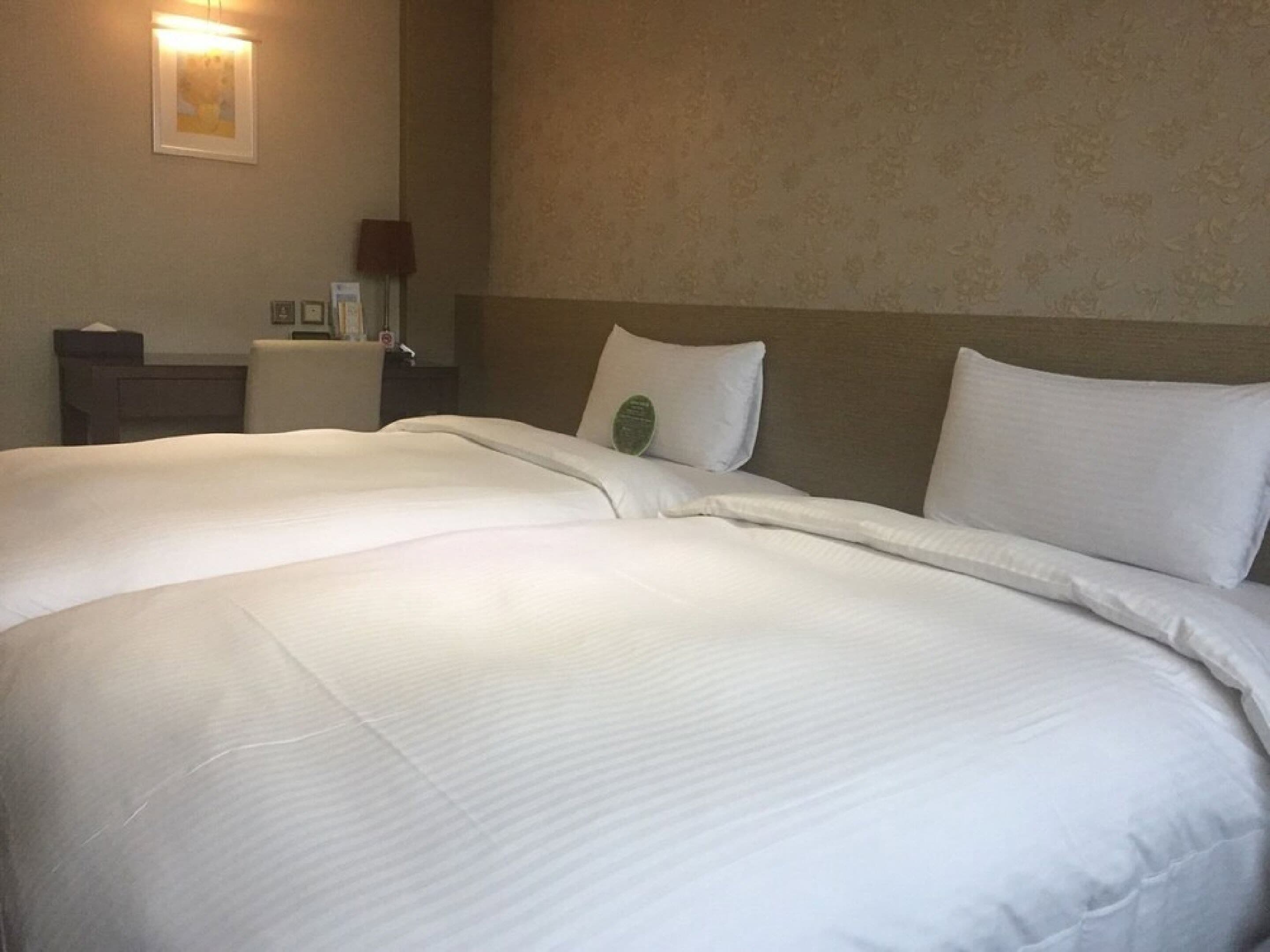 deluxe twin room | minibar, in-room safe, desk, soundproofing