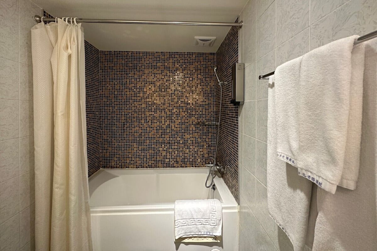 Standard Twin Room, No Windows | Bathroom