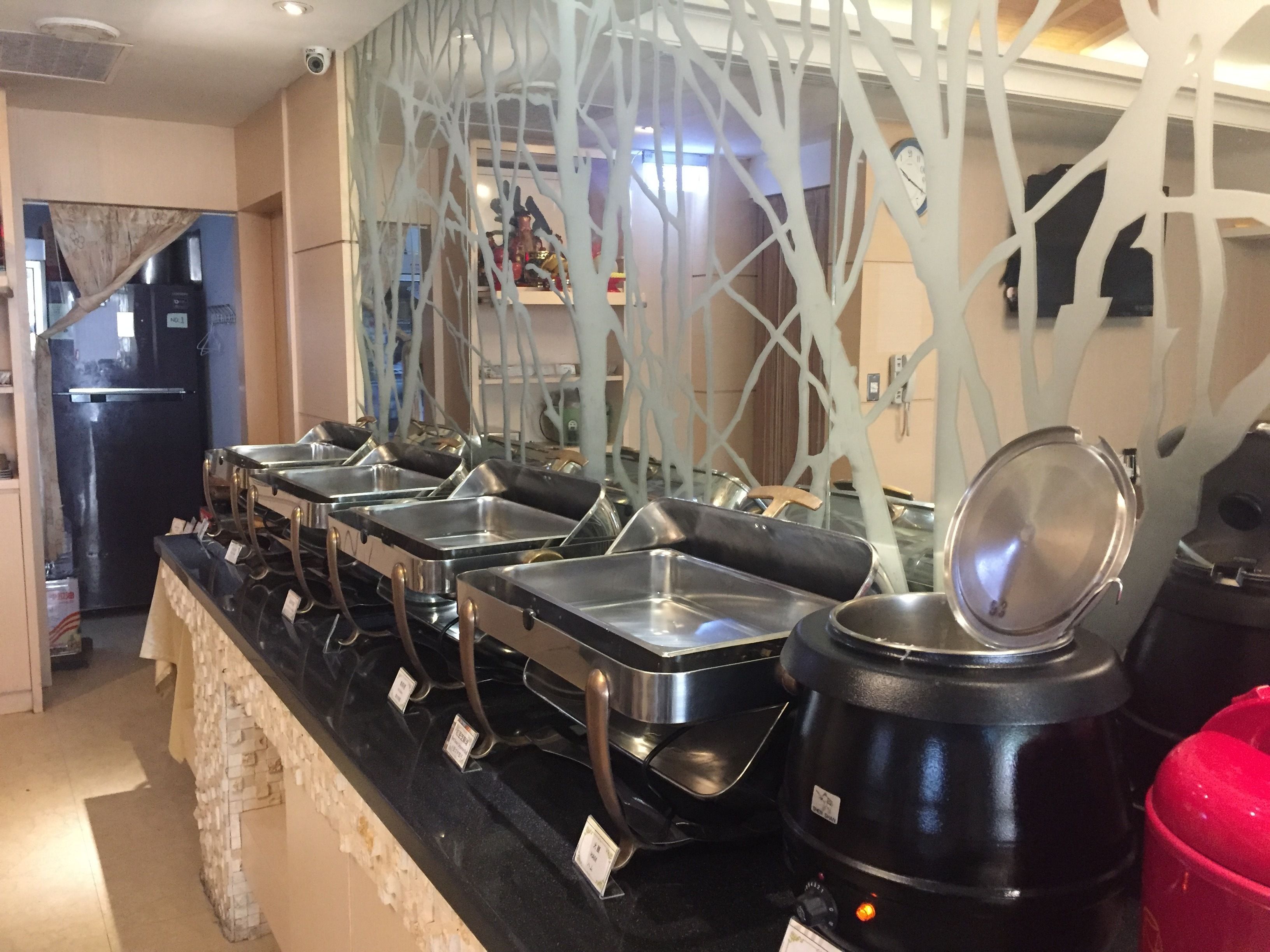 daily buffet breakfast (twd 200 per person)