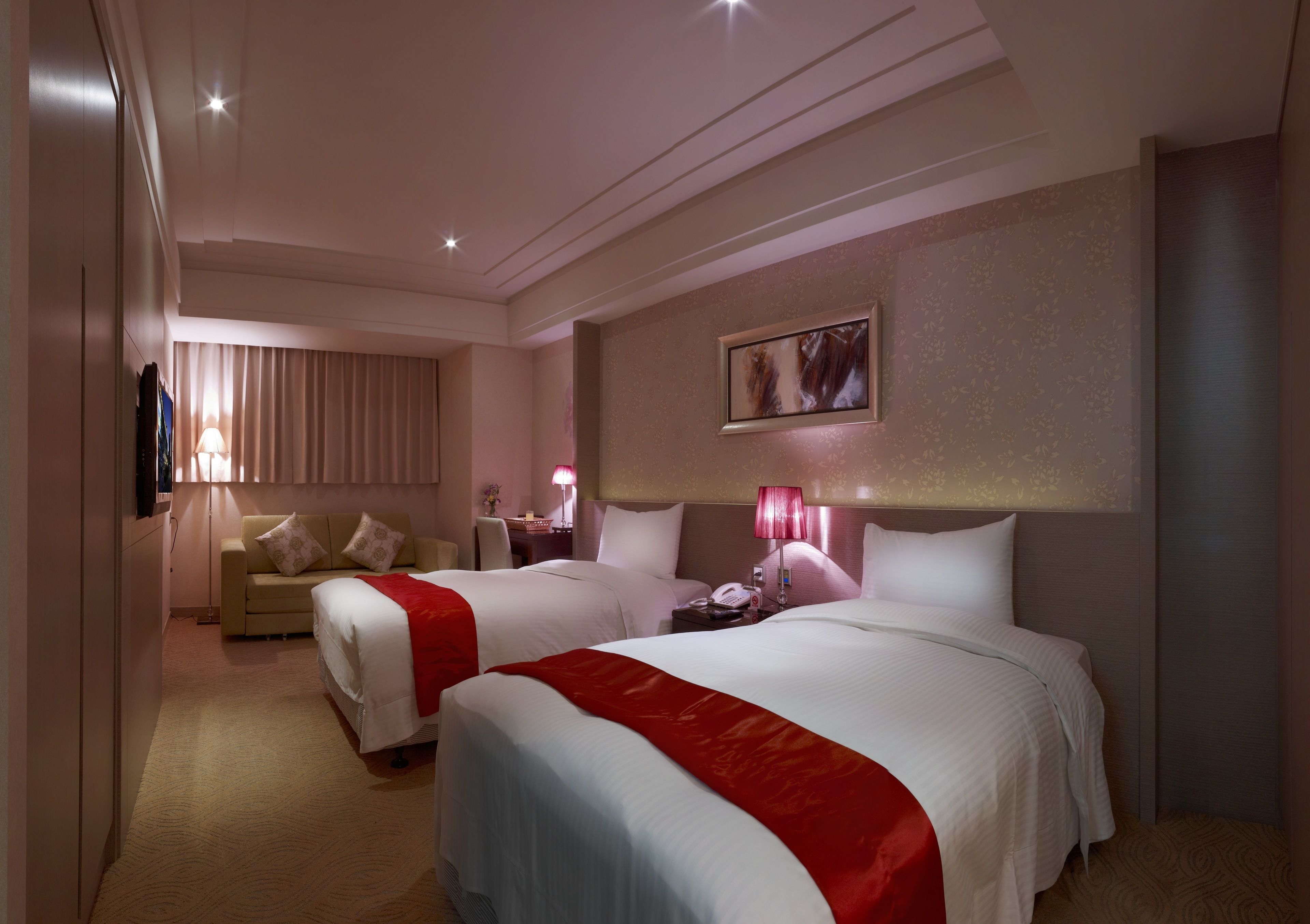 deluxe twin room | minibar, in-room safe, desk, soundproofing