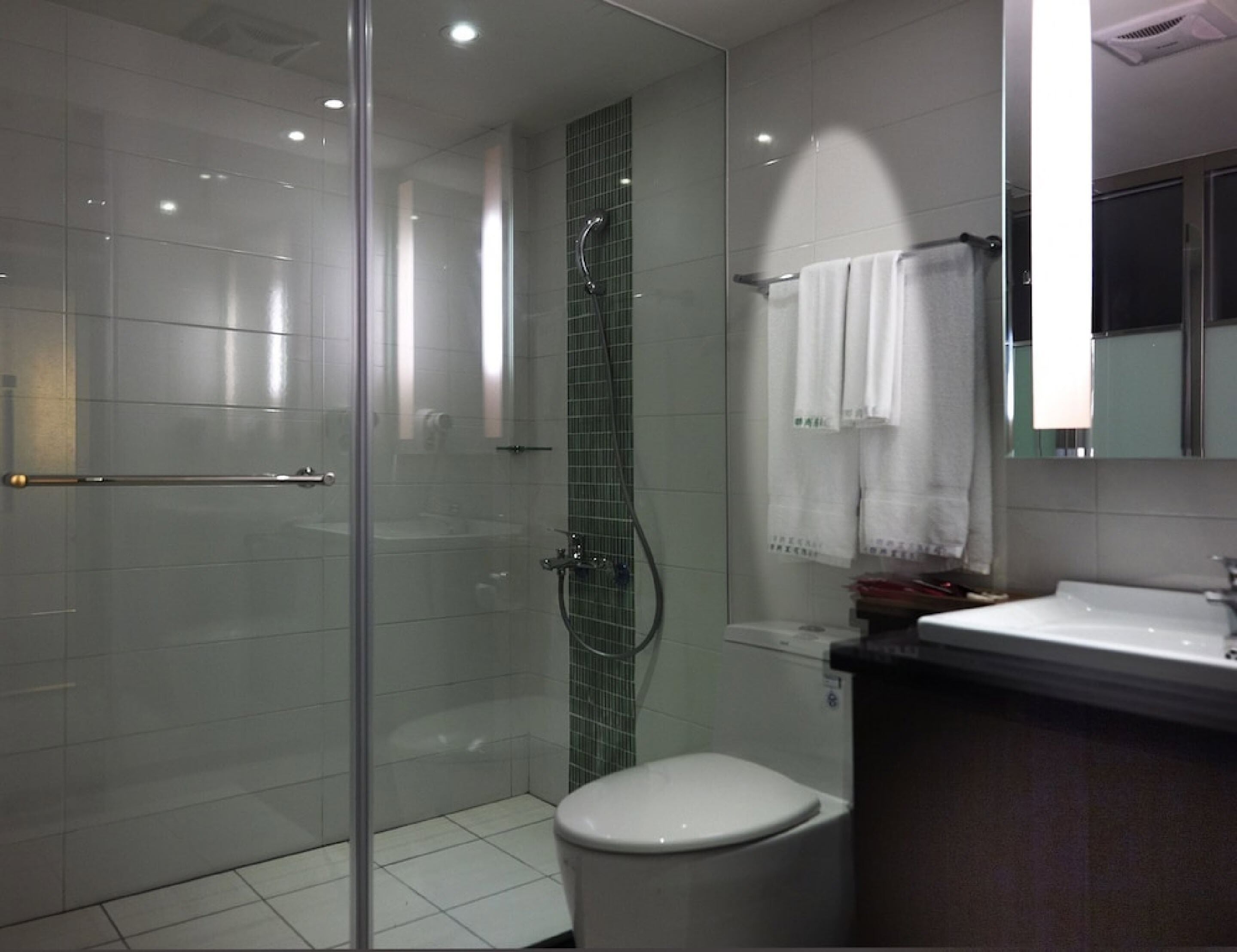 standard twin room | bathroom | hair dryer, slippers, towels, shampoo