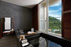 Baignoire et douche séparées, baignoire d'eau douce