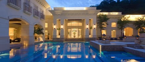 室內泳池、室外泳池;15:00 至 22:00 開放;泳池傘、躺椅