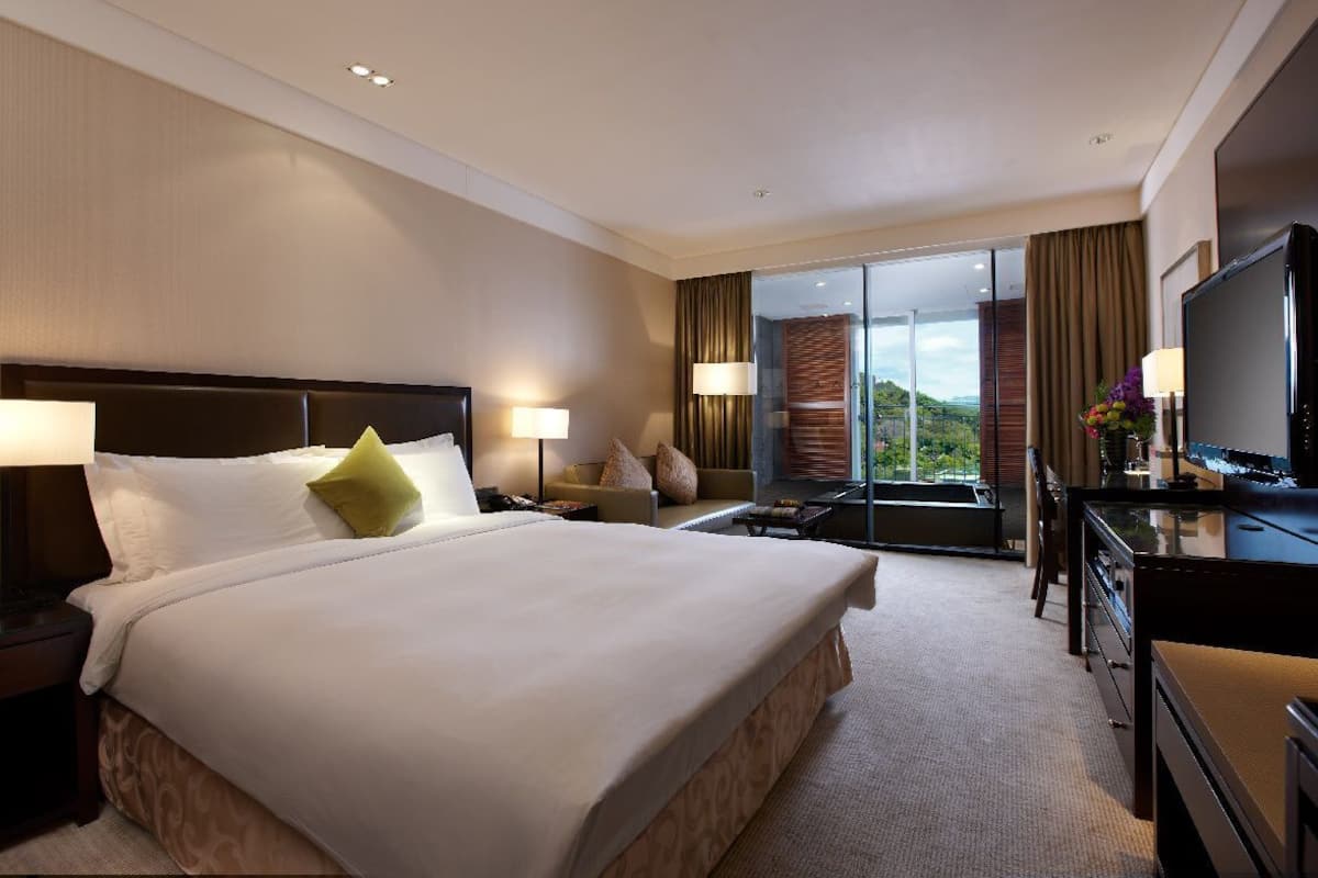 premium bedding, down duvets, pillow-top beds, in-room safe