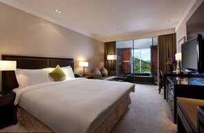 Bộ đồ giường cao cấp, chăn bông, két bảo mật tại phòng, bàn 