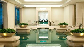 Indendørs pool, udendørs pool, parasoller, liggestole