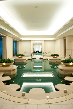 室內游泳池和室外游泳池,開放時間為 15:00 至 22:00,提供泳池遮陽傘和日光浴躺椅