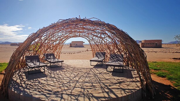 Outdoor pool, sun loungers - Sossus Oasis Camp Site (Sesriem)