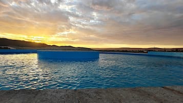 สระว่ายน้ำกลางแจ้ง, เก้าอี้อาบแดดริมสระ