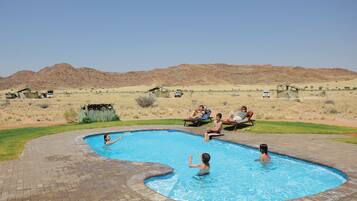 Piscine extérieure, chaises longues